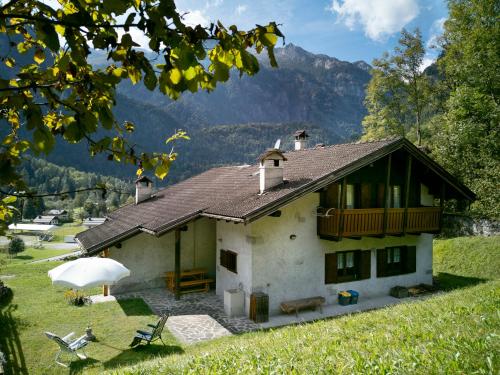 a house with a balcony and a mountain in the background at Casa Davide Valdaone in Daone