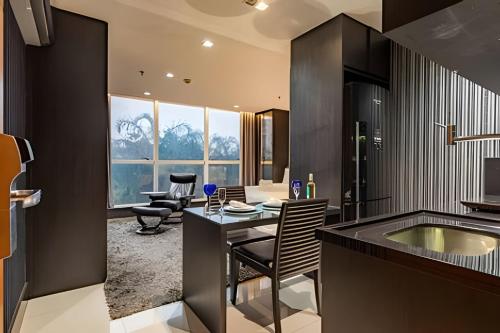 a kitchen and dining room with a table and chairs at Flat moderno Jade hotel in Brasília