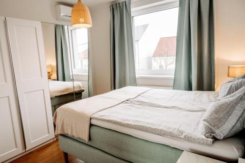 a small bedroom with a bed and a window at Wohnen bei frau tinz - Apartment - Bahnhof- und Zentrumsnähe in Neunkirchen