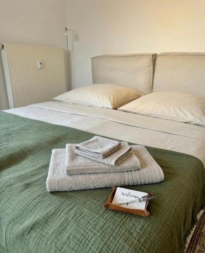 a bed with two beds with towels on it at Modernes Studio mit Balkon & Seeblick am Biggesee in Olpe