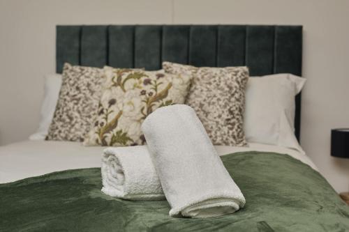 a pile of towels sitting on top of a bed at Hayy Studios at Castleford in Castleford
