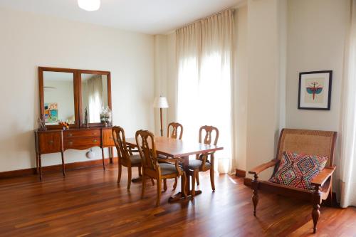 Un comedor con una mesa y sillas y un espejo. en Las Clementinas, en Panamá