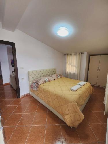 a bedroom with a large bed in a room at Apartment 4 by Villa Ceni in Elbasan