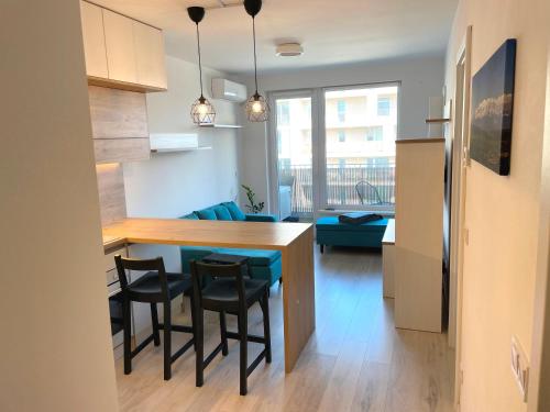 Designer Apt near Old Town with AC, Private Parking, Loggia