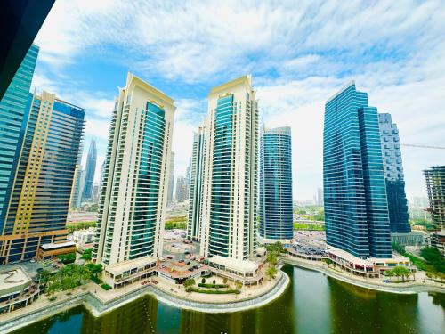 Full lake View 1bk Apartment in JLT 4 ppl early & late check in 10mn to Marina metro station