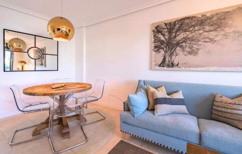Sunny 2-Bedroom Apartment Pool & Terrace Estepona