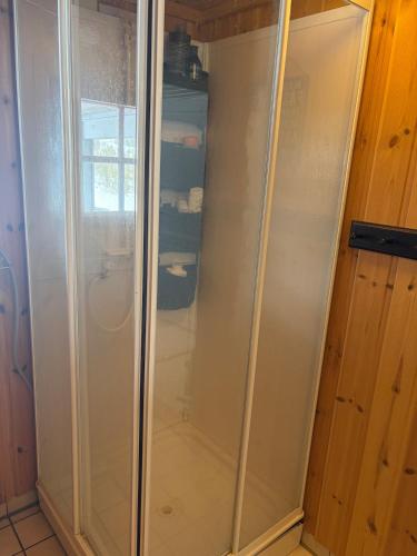 a glass shower stall in a kitchen with at Cosy mountain cabin 875m near Turufjell, ski, fishing, hiking and quiet nature in Flå