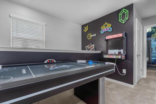 Disney Retreat w Pool, Arcade Themed Rooms photo 39