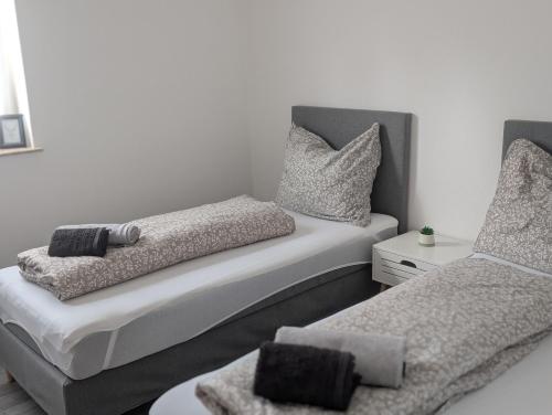two beds sitting next to each other in a room at Gästehaus Hemetsberger in Attnang-Puchheim