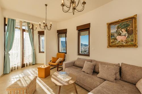 a living room with a couch and a table at Urban Vista Residence in Španjola