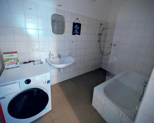 a bathroom with a washing machine and a sink at Gästehaus Hemetsberger in Attnang-Puchheim