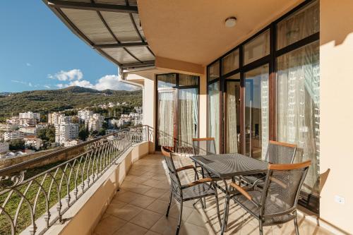 a balcony with a table and chairs and a view at Urban Vista Residence in Španjola