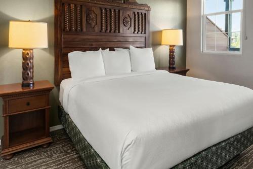 a large bed in a hotel room with two lamps at WorldMark Bison Ranch in Overgaard