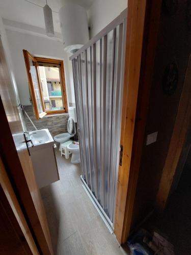 a small bathroom with a toilet and a window at Al rifugio dei cervi in Lecce neʼ Marsi