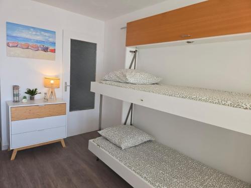 a bedroom with two bunk beds and a desk at Escale au Port du Crouesty in Arzon
