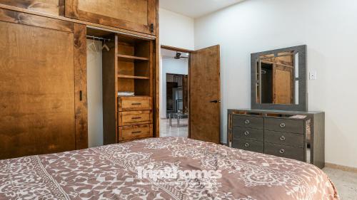 Llit o llits en una habitació de Casa Naya - 2BR Condo, Pool, Rooftop & Central