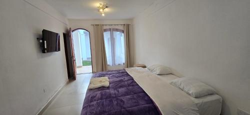 ein Schlafzimmer mit einem großen Bett in einem Zimmer mit Fenstern in der Unterkunft Mi Valle in Cafayate