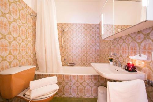 Kiki House for 4 with Balcony & Lift - Happy Rentals