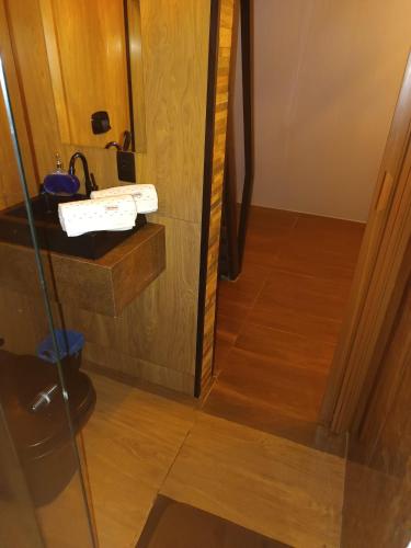 a room with a mirror and a wooden floor at Chalé estrela de ouro in Alexânia