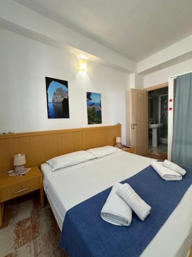 ein Schlafzimmer mit zwei Betten, auf denen Handtücher liegen in der Unterkunft Isoladelmiele in Marettimo