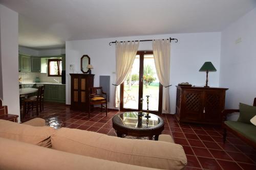 sala de estar con sofá y mesa en Ktima Grammeno Beachside Villa, en Palaiochóra