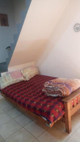 a bed sitting in the corner of a room at Capibara Matero in Roldán