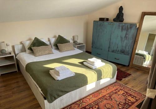 una camera con un grande letto e uno specchio di Namaste Hostel a Tbilisi City