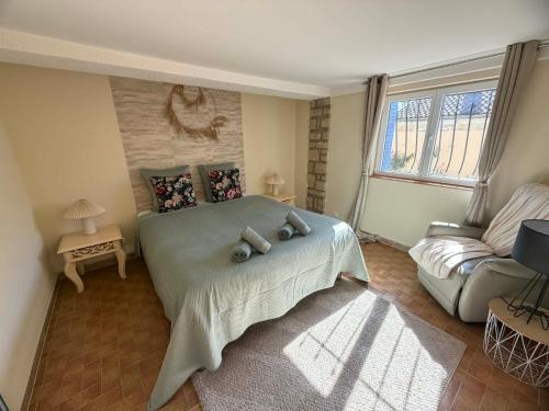 a bedroom with a bed and a couch at Maisonnette provençale les pensées in Carpentras
