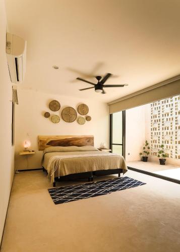 a bedroom with a bed and a ceiling fan at Luxurious 2Br 2 5 Ba in Residential Neighborhood in Mérida