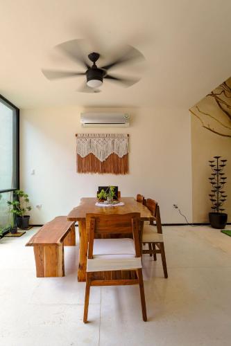 a dining room with a table and a ceiling fan at Luxurious 2Br 2 5 Ba in Residential Neighborhood in Mérida