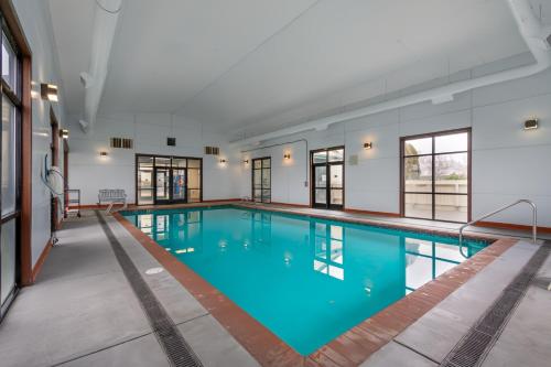 a large pool with blue water in a building at Rogue Regency Inn Medford Airport in Medford