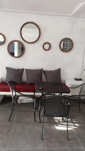 a room with a couch and mirrors on the wall at Bungalow Josefina flores in Lo de Marcos