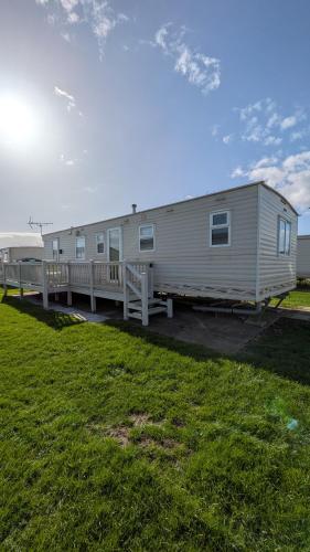 a row of mobile homes parked in a field at R6 North Shore Holiday Park in Winthorpe