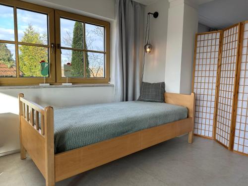 a bedroom with a bed and a window at WPA Apartments - Zimmer- Modernes Apartment mit Parkplatz,WiFi,Netflix in Moosthenning