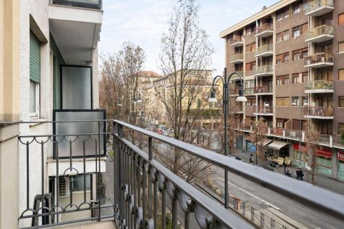 Black Lux 2BR Apartment in Milan close to Navigli