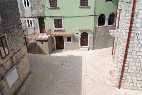 an overhead view of an alley with two buildings at Rooms Piazzetta in Cres