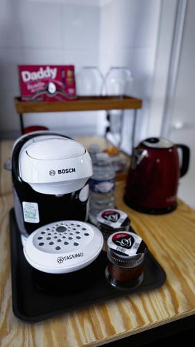 Eine Kaffeemaschine steht auf einem Tisch. in der Unterkunft Just Sleeping in Chessy