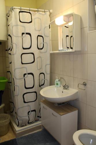 Apartments with parking space Crikvenica - 12657