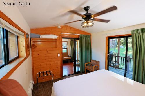 a bedroom with a bed and a ceiling fan at Park Motel and Cabins in Florence