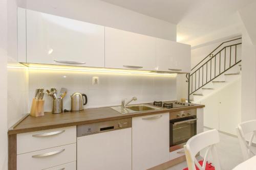 Apartments by the sea Primosten - 22258