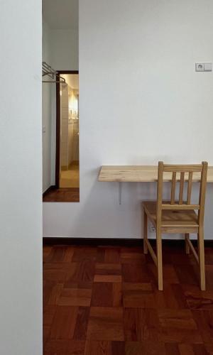a wooden bench in a room with a mirror at Residencial do Vale in Funchal