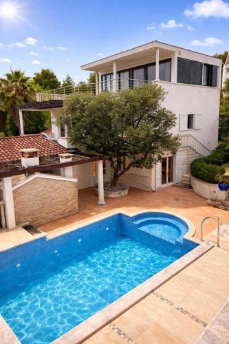 Seaside family friendly house with a swimming pool Sutivan, Brac - 25260