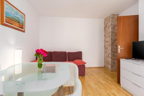 Apartments with parking space Porec - 7137