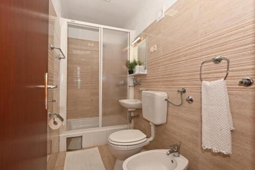 Family friendly house with a swimming pool Mavarstica, Ciovo - 25200
