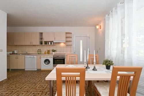 Family friendly house with a swimming pool Mavarstica, Ciovo - 25200