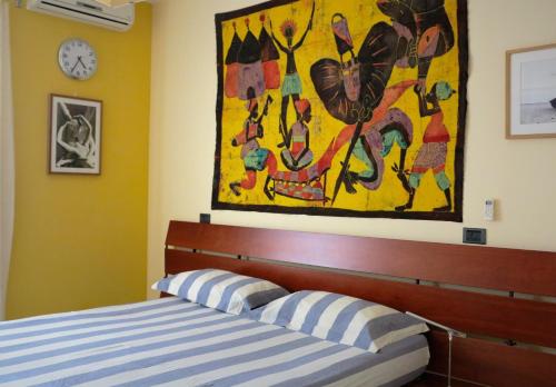a bedroom with a bed and a painting on the wall at Villa Anna "Davvero sulla Spiaggia" in Vasto