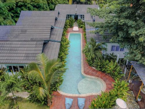 an overhead view of a swimming pool next to a house at Casa Kapuas in Gili Trawangan