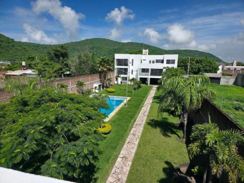 an aerial view of a house with a swimming pool at La Casa Blanca VIP in Tlayecac