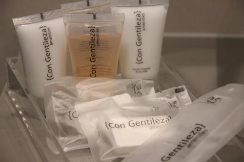 a plastic container filled with differentiatesiatesiatesiatesiatesiatesktopktop at Hotel Parque Real in Ciudad Real
