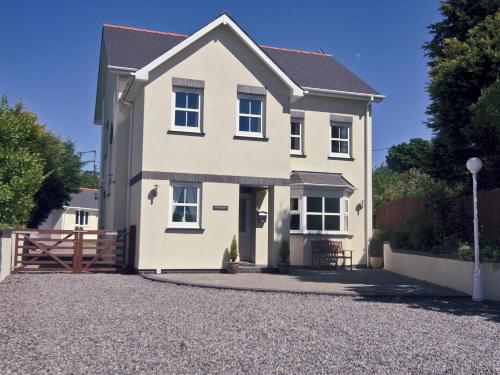 a white house with a gravel driveway at Four Seasons - Hw7432 in Tal-gareg